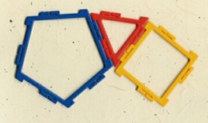De Polydron kunststof veelhoeken die gebruikt worden. 