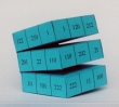 Een toverblok, opgebouwd uit kubusjes die genummerd zijn met getallen die bestaan uit enen en tweeën. Op allerlei manieren is in dit blok de som 333 te vinden. 